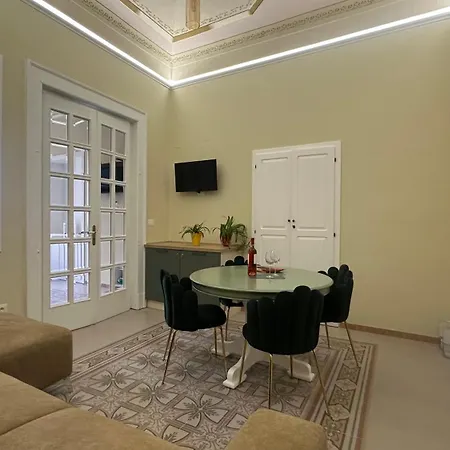 Vicoli Storici Luxury דירה